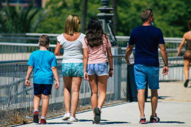 Seville İspanya 4 Eylül 2021 Coronavirus salgını sırasında sokaklarda yürüyen yayalar İspanya 'yı vuruyor, maske takmak zorunlu değil ama çoğu insan bunu takıyor.