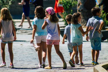 Seville İspanya 4 Eylül 2021 Coronavirus salgını sırasında sokaklarda yürüyen yayalar İspanya 'yı vuruyor, maske takmak zorunlu değil ama çoğu insan bunu takıyor.