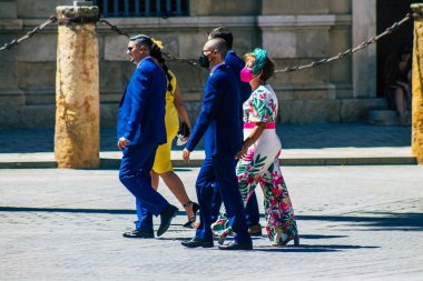 Seville İspanya 4 Eylül 2021 İspanya 'yı vuran koronavirüs salgını sırasında Sevilla sokaklarında yürüyen geleneksel bir nikahtan insanlar