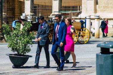 Seville İspanya 4 Eylül 2021 İspanya 'yı vuran koronavirüs salgını sırasında Sevilla sokaklarında yürüyen geleneksel bir nikahtan insanlar