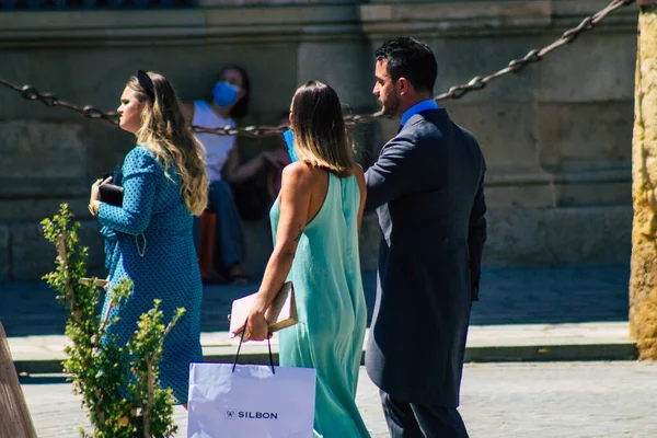 2021年9月4日西班牙塞维利亚爆发了一场针对西班牙的禽流感 来自塞维利亚街头传统婚礼的人们 — 图库照片