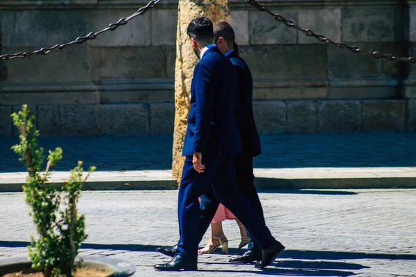 Севилья Испания Сентября 2021 Года Люди Традиционной Свадьбы Гуляющие Улицам — стоковое фото