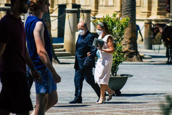 Севилья Испания Сентября 2021 Года Люди Традиционной Свадьбы Гуляющие Улицам — стоковое фото