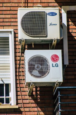 İspanya 'nın güneyinde, Endülüs Bölgesi' nin başkenti ve sembolik bir şehir olan Sevilla sokaklarındaki bir binanın ön cephesinde.