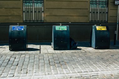 Seville İspanya Eylül 04, 2021 Seville sokaklarında çöp konteyneri, sembolik bir şehir ve İspanya 'nın güneyinde Endülüs Bölgesi' nin başkenti.