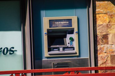 Seville İspanya 4 Eylül 2021 İspanya 'nın güneyinde, sembolik bir şehir ve Endülüs Bölgesi' nin başkenti olan Seville sokaklarında bulunan ATM.