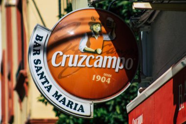 Seville İspanya 4 Eylül 2021 İspanya 'nın güneyinde, sembolik bir şehir ve Endülüs Bölgesi' nin başkenti olan Sevilla 'da bir iş yeri.