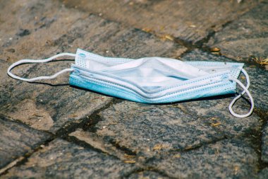 İspanya Koronavirüs salgını sırasında Sevilla sokaklarına atılan ve İspanya 'yı etkileyen koronavirüsten korunmak için ameliyat maskesi.