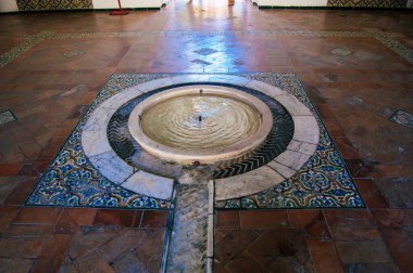 Sevilla İspanya 4 Eylül 2021 Sevilla Alcazar ve bahçeleri Müslüman döneminden kalma güçlendirilmiş bir saray. İspanya 'daki Mudejar mimarisinin en parlak örneği olarak kabul ediliyor.