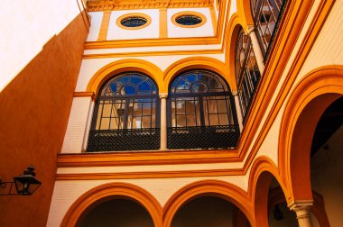 Sevilla İspanya 4 Eylül 2021 Sevilla Alcazar ve bahçeleri Müslüman döneminden kalma güçlendirilmiş bir saray. İspanya 'daki Mudejar mimarisinin en parlak örneği olarak kabul ediliyor.