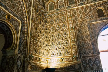 Sevilla İspanya 4 Eylül 2021 Sevilla Alcazar ve bahçeleri Müslüman döneminden kalma güçlendirilmiş bir saray. İspanya 'daki Mudejar mimarisinin en parlak örneği olarak kabul ediliyor.