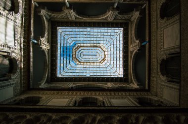 Sevilla İspanya 4 Eylül 2021 Sevilla Alcazar ve bahçeleri Müslüman döneminden kalma güçlendirilmiş bir saray. İspanya 'daki Mudejar mimarisinin en parlak örneği olarak kabul ediliyor.