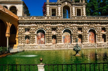 Sevilla İspanya 4 Eylül 2021 Sevilla Alcazar ve bahçeleri Müslüman döneminden kalma güçlendirilmiş bir saray. İspanya 'daki Mudejar mimarisinin en parlak örneği olarak kabul ediliyor.