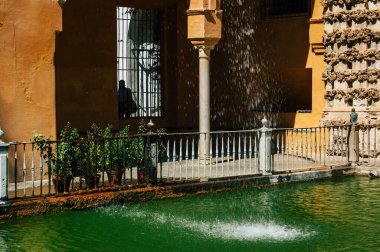 Sevilla İspanya 4 Eylül 2021 Sevilla Alcazar ve bahçeleri Müslüman döneminden kalma güçlendirilmiş bir saray. İspanya 'daki Mudejar mimarisinin en parlak örneği olarak kabul ediliyor.