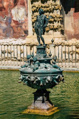 Sevilla İspanya 4 Eylül 2021 Sevilla Alcazar ve bahçeleri Müslüman döneminden kalma güçlendirilmiş bir saray. İspanya 'daki Mudejar mimarisinin en parlak örneği olarak kabul ediliyor.