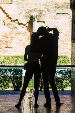 Sevilla İspanya 4 Eylül 2021 Sevilla Alcazar 'ı ve bahçelerini ziyaret eden turistler İspanya' daki Mudejar mimarisinin en parlak örneği olarak kabul edildi.