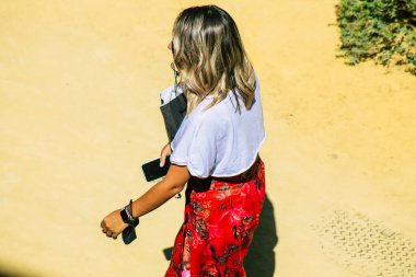 Sevilla İspanya 4 Eylül 2021 Sevilla Alcazar 'ı ve bahçelerini ziyaret eden turistler İspanya' daki Mudejar mimarisinin en parlak örneği olarak kabul edildi.