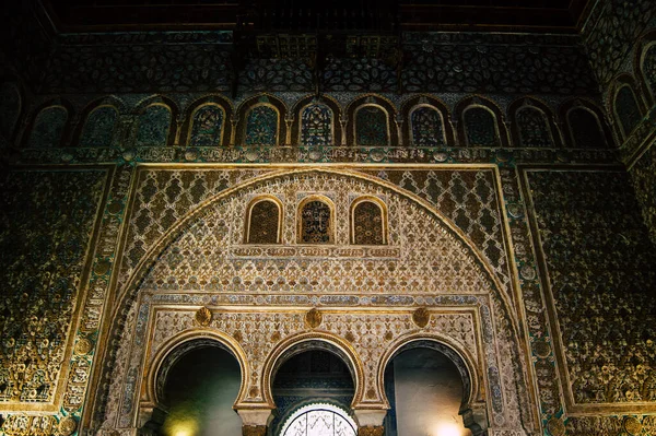 セビリアスペイン2021年9月4日セビリアのアルカサルとその庭園は 当時キリスト教時代のイスラム教徒の要塞化された宮殿です スペインのムデハル建築の最も輝かしい例と考えられています — ストック写真