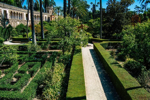 セビリアスペイン2021年9月4日セビリアのアルカサルとその庭園は 当時キリスト教時代のイスラム教徒の要塞化された宮殿です スペインのムデハル建築の最も輝かしい例と考えられています — ストック写真