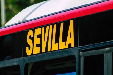 Sevilla İspanya 15 Eylül 2021 Sevilla otobüsü Coronavirus salgını sırasında İspanya 'yı vururken, maske takmak zorunludur.