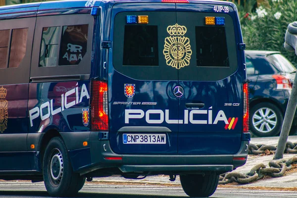 セビリアスペイン2021年9月15日道路でマスクを着用し スペインを打つコロナウイルス発生中にセビリアの街でパトロール警察の車は必須ではありません — ストック写真