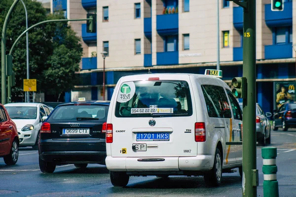 Sewilla Hiszpania Września 2021 Taksówka Jadąca Ulicami Sewilli Podczas Epidemii — Zdjęcie stockowe