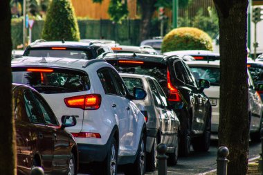 Sevilla İspanya 15 Eylül 2021 Sevilla caddelerinde trafik sıkışıklığı, sembolik bir şehir ve Endülüs Bölgesi 'nin başkenti, İspanya' nın güneyinde