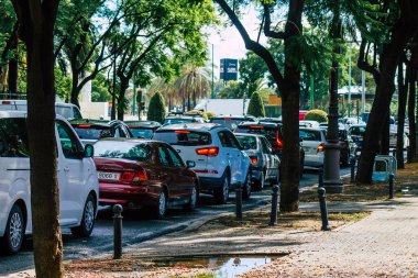 Sevilla İspanya 15 Eylül 2021 Sevilla caddelerinde trafik sıkışıklığı, sembolik bir şehir ve Endülüs Bölgesi 'nin başkenti, İspanya' nın güneyinde