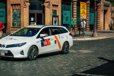 Sevilla İspanya 18 Eylül 2021 Sevilla caddelerinde Coronavirus salgını sırasında İspanya 'ya maske takarak gitmek zorunludur.