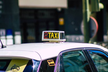 Sevilla İspanya 18 Eylül 2021 Sevilla caddelerinde Coronavirus salgını sırasında İspanya 'ya maske takarak gitmek zorunludur.