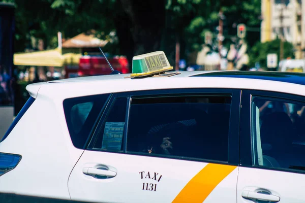 Sevilha Espanha Setembro 2021 Táxi Dirigindo Pelas Ruas Sevilha Durante — Fotografia de Stock