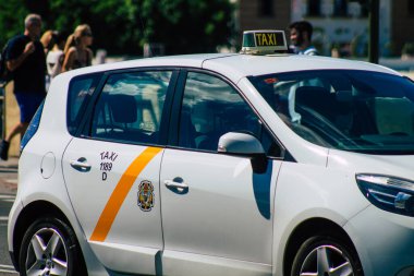 Sevilla İspanya 18 Eylül 2021 Sevilla caddelerinde Coronavirus salgını sırasında İspanya 'ya maske takarak gitmek zorunludur.