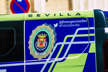 Sevilla İspanya 18 Eylül 2021 Coronavirüs salgını sırasında Seville sokaklarında devriye gezen polis arabası İspanya 'ya çarpıyor, sokakta maske takmak zorunlu değil.