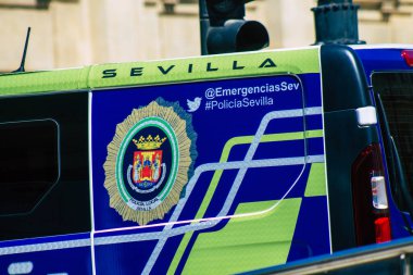 Sevilla İspanya 18 Eylül 2021 Coronavirüs salgını sırasında Seville sokaklarında devriye gezen polis arabası İspanya 'ya çarpıyor, sokakta maske takmak zorunlu değil.
