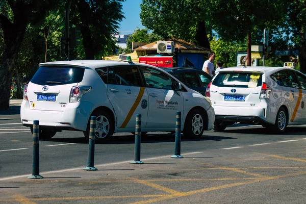 Sevilla İspanya 18 Eylül 2021 Sevilla caddelerinde Coronavirus salgını sırasında İspanya 'ya maske takarak gitmek zorunludur.