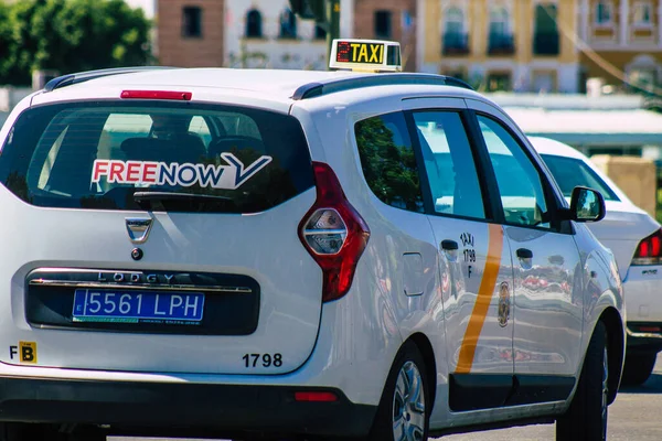 Sevilla İspanya 18 Eylül 2021 Sevilla caddelerinde Coronavirus salgını sırasında İspanya 'ya maske takarak gitmek zorunludur.