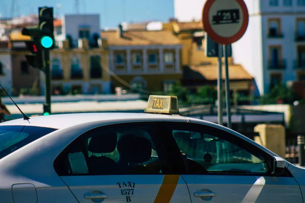 2021年9月18日 西班牙塞维利亚的出租车在西班牙爆发禽流感期间驶过塞维利亚的街道 必须戴上口罩 — 图库照片