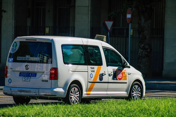 Sevilha Espanha Setembro 2021 Táxi Dirigindo Pelas Ruas Sevilha Durante — Fotografia de Stock