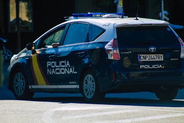 セビリアスペイン2021年9月18日道路でマスクを着用し スペインを打つコロナウイルス発生中にセビリアの街でパトロール警察の車は必須ではありません — ストック写真