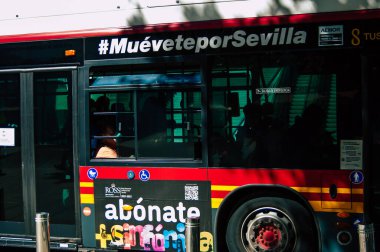 Sevilla İspanya 18 Eylül 2021 Sevilla otobüsü Coronavirus salgını sırasında İspanya 'yı vururken, maske takmak zorunludur.