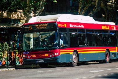 Sevilla İspanya 18 Eylül 2021 Sevilla otobüsü Coronavirus salgını sırasında İspanya 'yı vururken, maske takmak zorunludur.