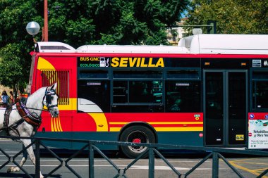 Sevilla İspanya 18 Eylül 2021 Sevilla otobüsü Coronavirus salgını sırasında İspanya 'yı vururken, maske takmak zorunludur.