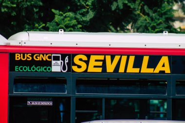 Sevilla İspanya 18 Eylül 2021 Sevilla otobüsü Coronavirus salgını sırasında İspanya 'yı vururken, maske takmak zorunludur.