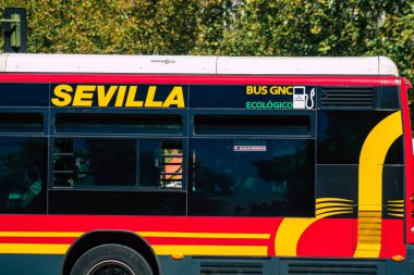 Sevilla İspanya 18 Eylül 2021 Sevilla otobüsü Coronavirus salgını sırasında İspanya 'yı vururken, maske takmak zorunludur.