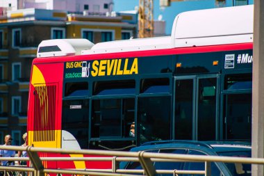 Sevilla İspanya 18 Eylül 2021 Sevilla otobüsü Coronavirus salgını sırasında İspanya 'yı vururken, maske takmak zorunludur.