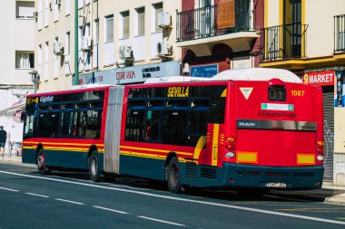 Sevilla İspanya 18 Eylül 2021 Sevilla otobüsü Coronavirus salgını sırasında İspanya 'yı vururken, maske takmak zorunludur.