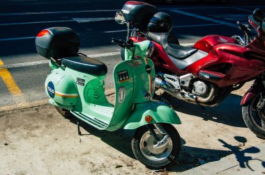 Seville İspanya 18 Eylül 2021 Sevilla, İspanya 'nın güneyinde, sembolik bir şehir ve Endülüs Bölgesi' nin başkenti Sevilla caddelerine parketmiş motosikletler.