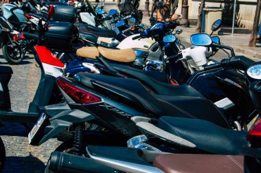 Seville İspanya 18 Eylül 2021 Sevilla, İspanya 'nın güneyinde, sembolik bir şehir ve Endülüs Bölgesi' nin başkenti Sevilla caddelerine parketmiş motosikletler.