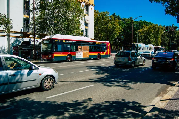 Σεβίλλη Ισπανία Σεπτεμβρίου 2021 Λεωφορείο Που Διασχίζει Τους Δρόμους Της — Φωτογραφία Αρχείου