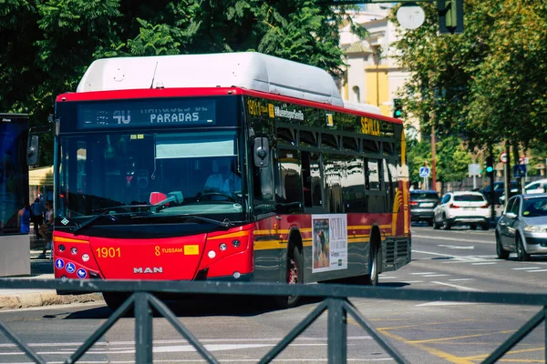 セビリアスペイン2021年9月18日スペインを襲ったコロナウイルス発生の間 セビリアの通りを走るバスは マスクを着用することが義務付けられています — ストック写真